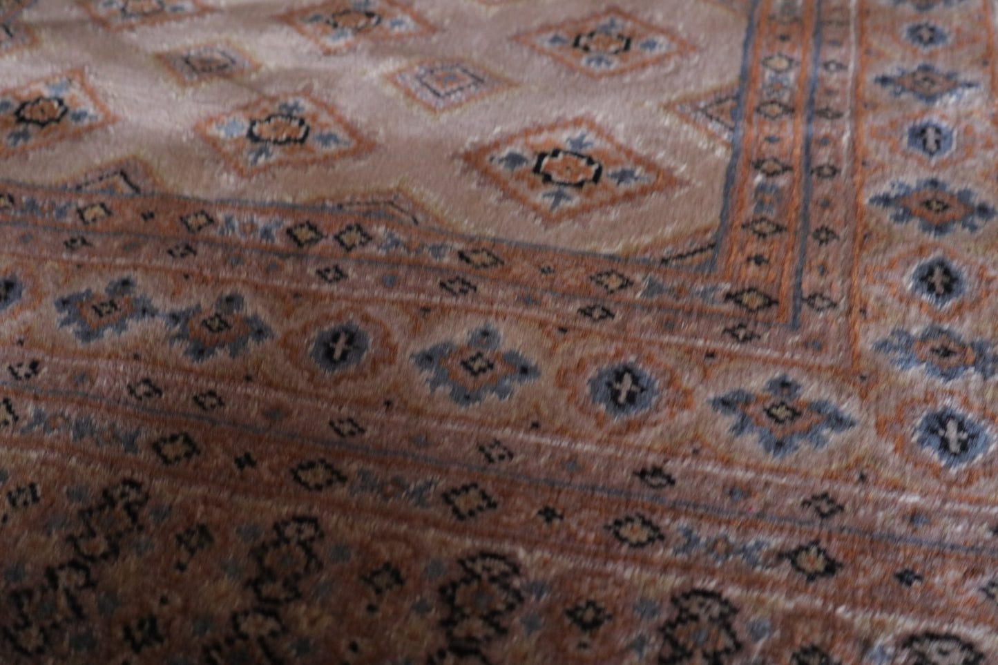 A- 1919  pakistan rug