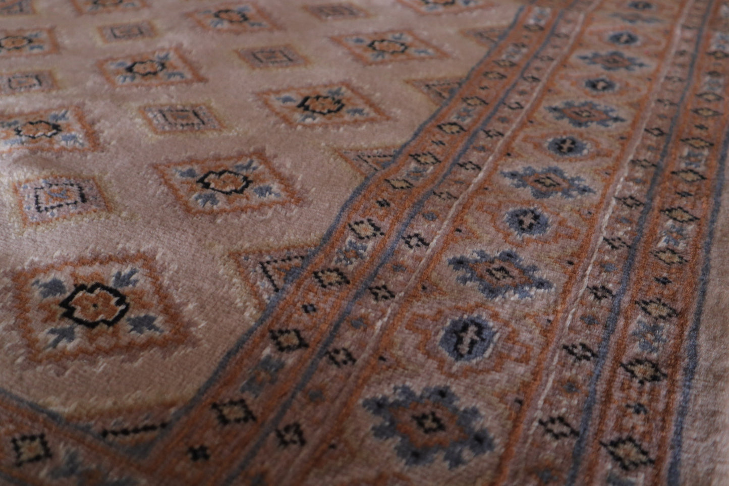 A- 1919  pakistan rug
